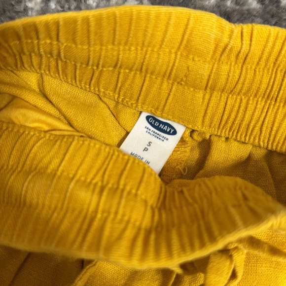 Yellow Women's Shorts Old Navy - Picture 2 of 2